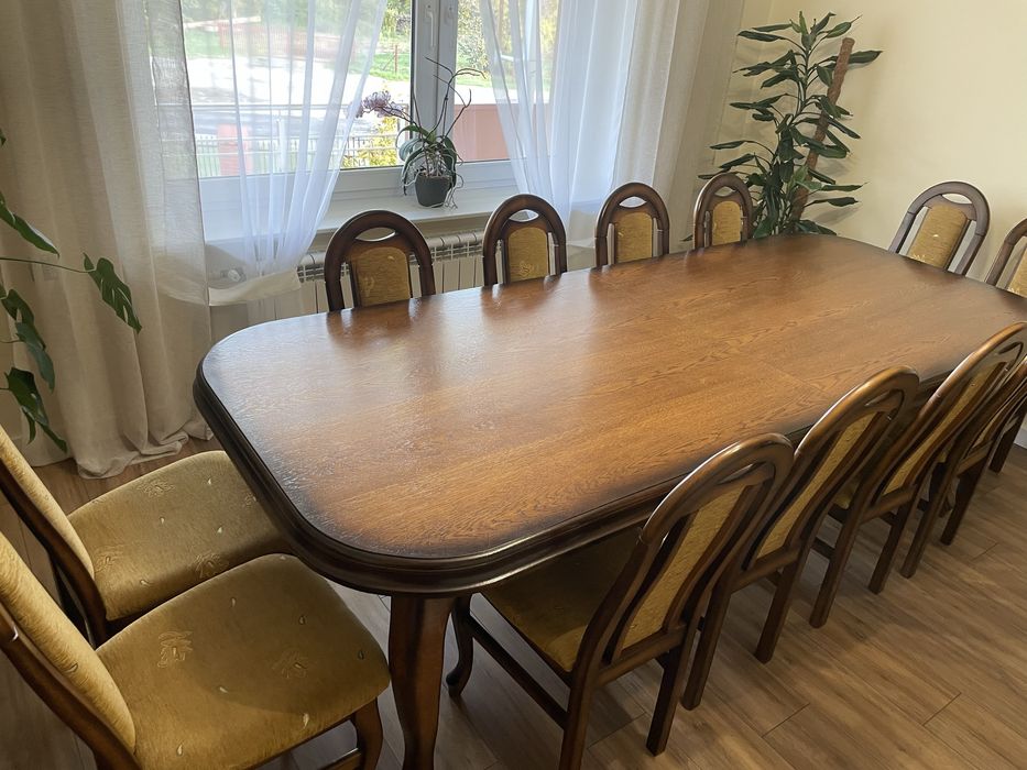 Stół dębowy z 12 krzesłami, komoda, witryna