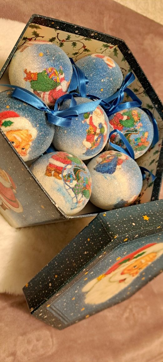 14 Bolas de Natal decoradas, com caixa de arrumação.