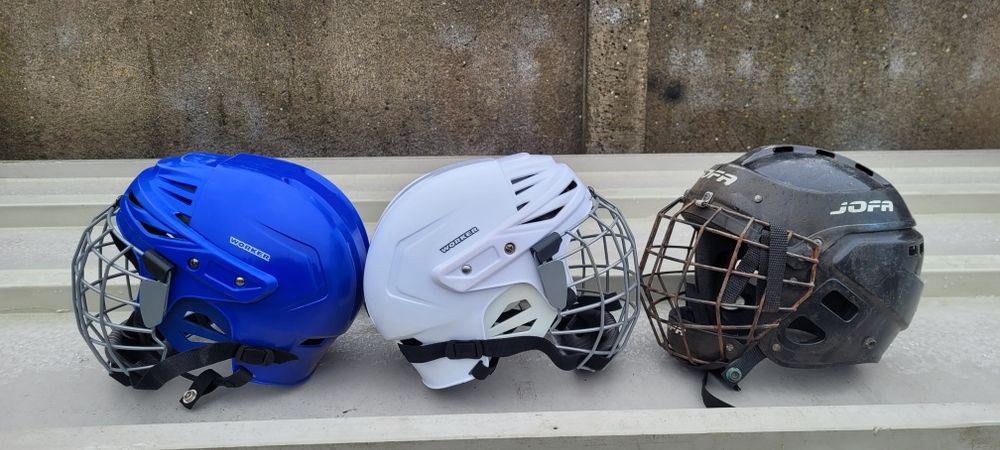Trzy kaski hokejowe z kratą junior