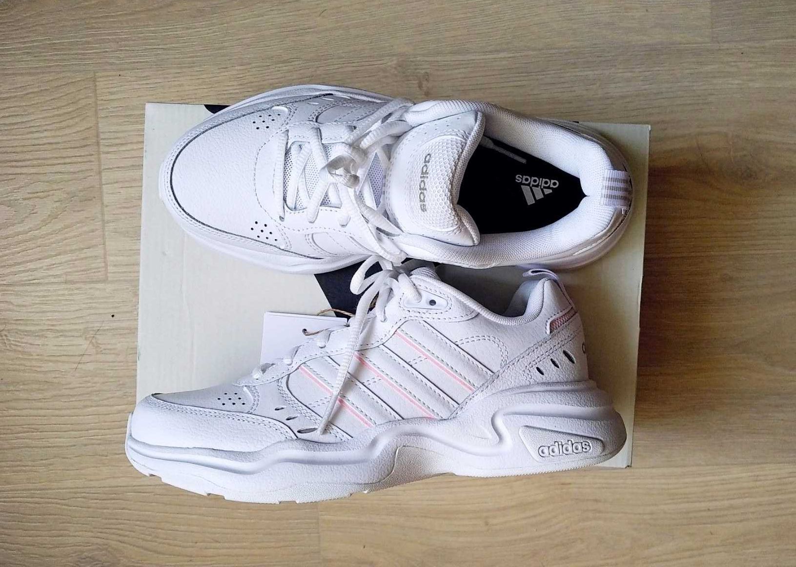 Женские кроссовки Adidas Strutter