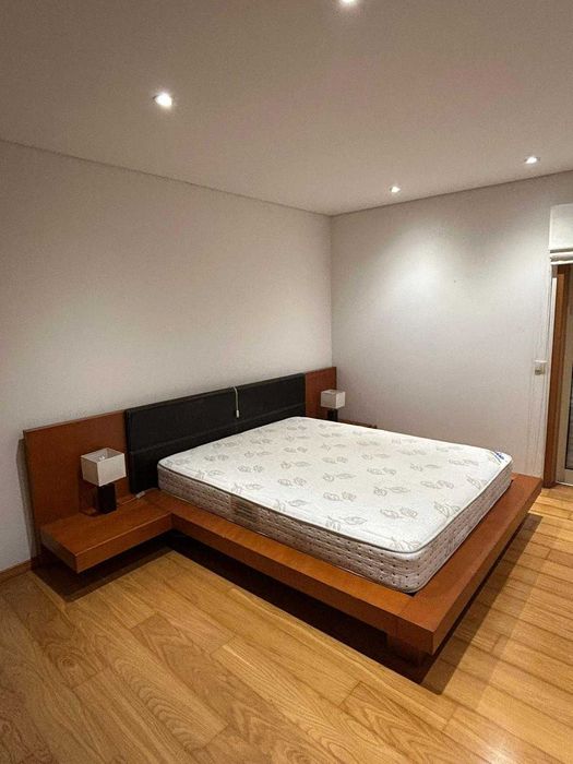 Cama de Casal, com estrado e colchão + mesas de cabeceira