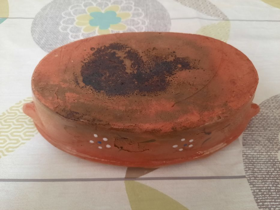 Assador de chouriços em barro