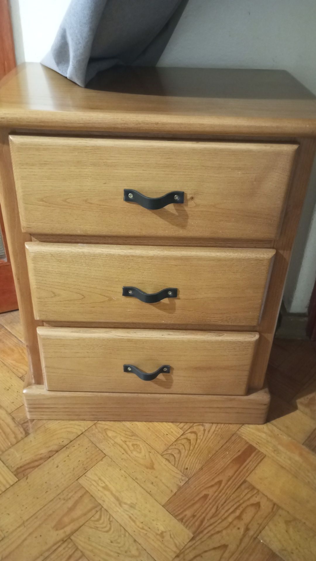 Mesa de cabeceira maciça e original