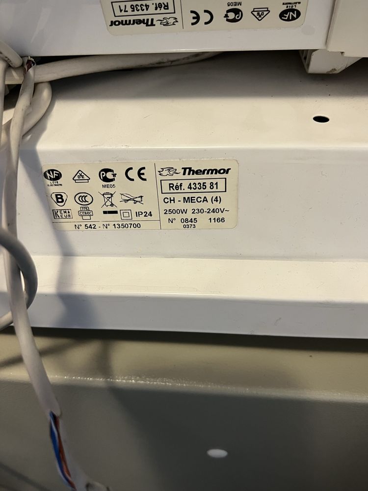 Grzejnik scienny z termostatem