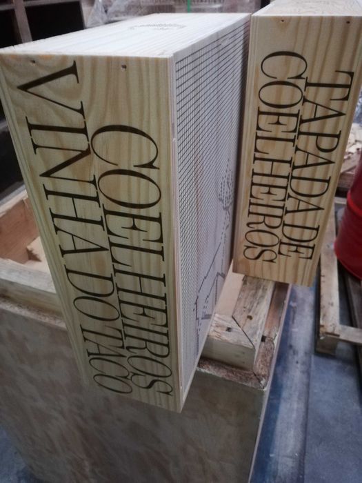 Caixas de vinho em madeira