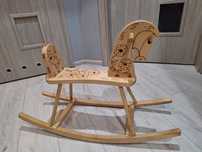 Drewniany konik bujany