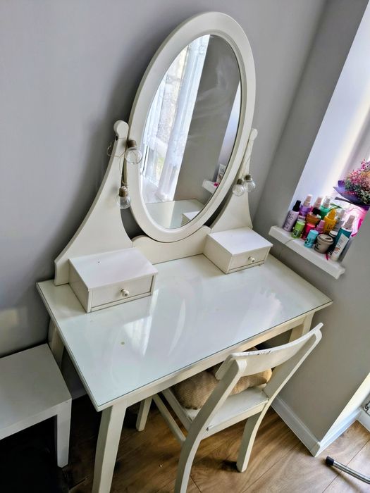 Biała toaletka Hemnes