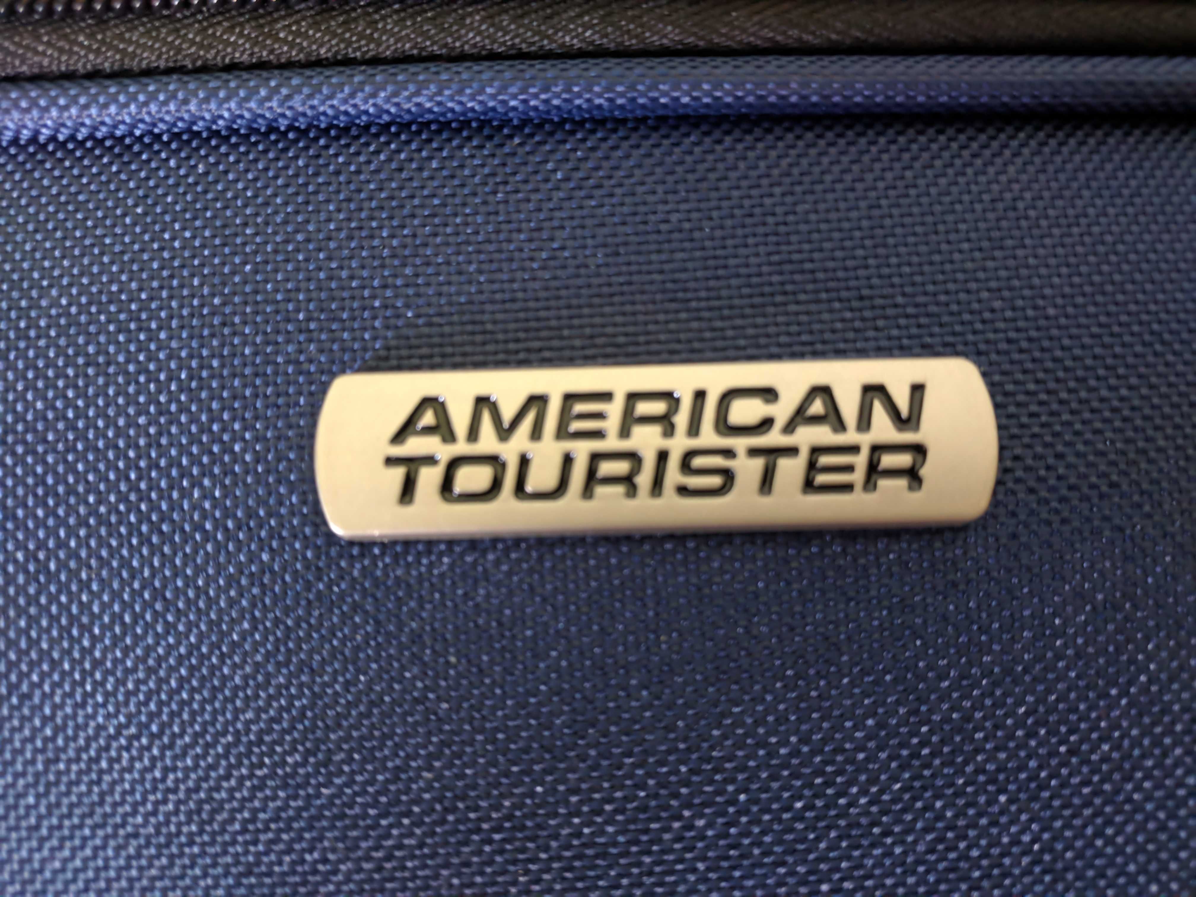 неБольшой чемодан на 2 колесах american tourister