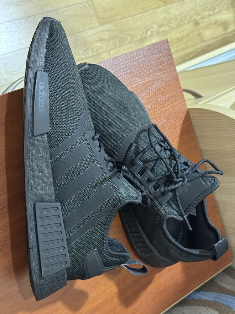 Кросівки чоловічі ADIDAS NMD_R1 US12 30 см