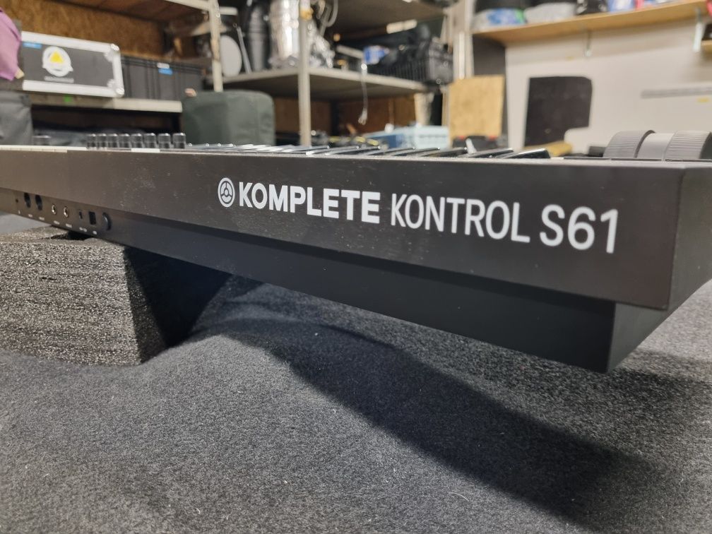 Komplete Kontrol S61 klawiatura sterująca