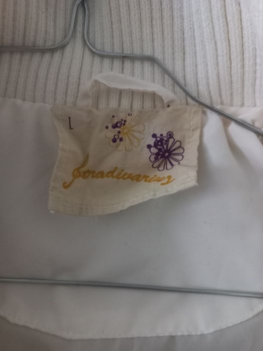 Casaco branco sem mangas e gola em malha