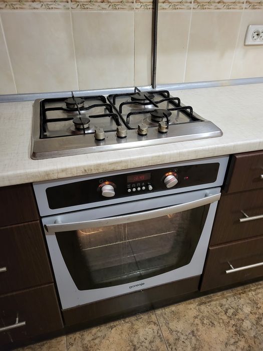 Кухонні меблі з технікою.