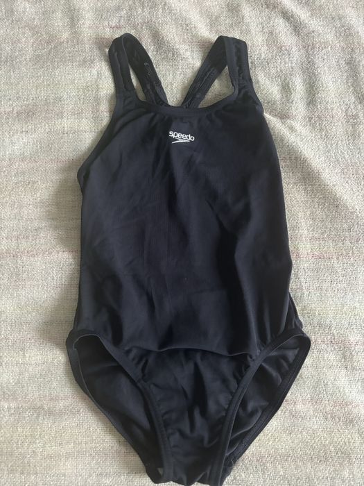 Granatowy stroj jednoczesciowy kapielowy dziewczecy