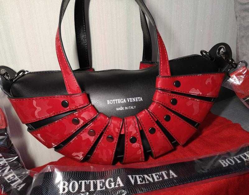 сумка батега с длинной ручкой 2в1 червона -чорна, стильна сумка місяць