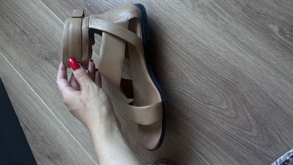 Босоножки кожа 40 размер в идеальоном состоянии