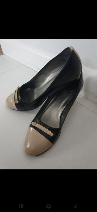 Beżowo-czarne buty na słupku roz 39