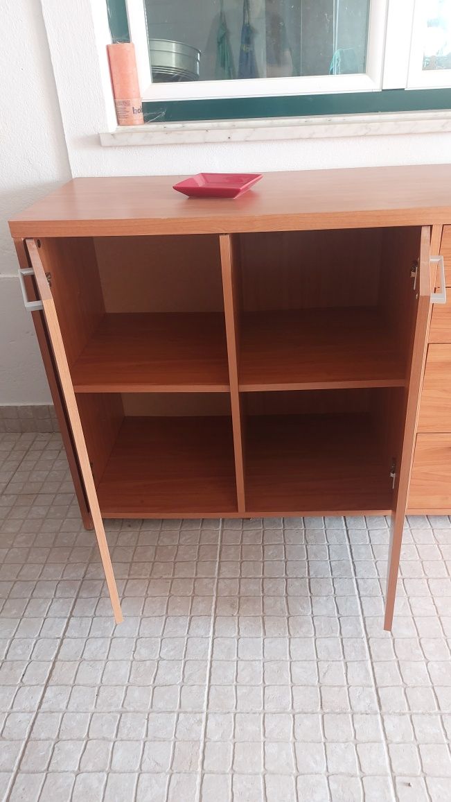 Aparador com portas e 4 gavetas