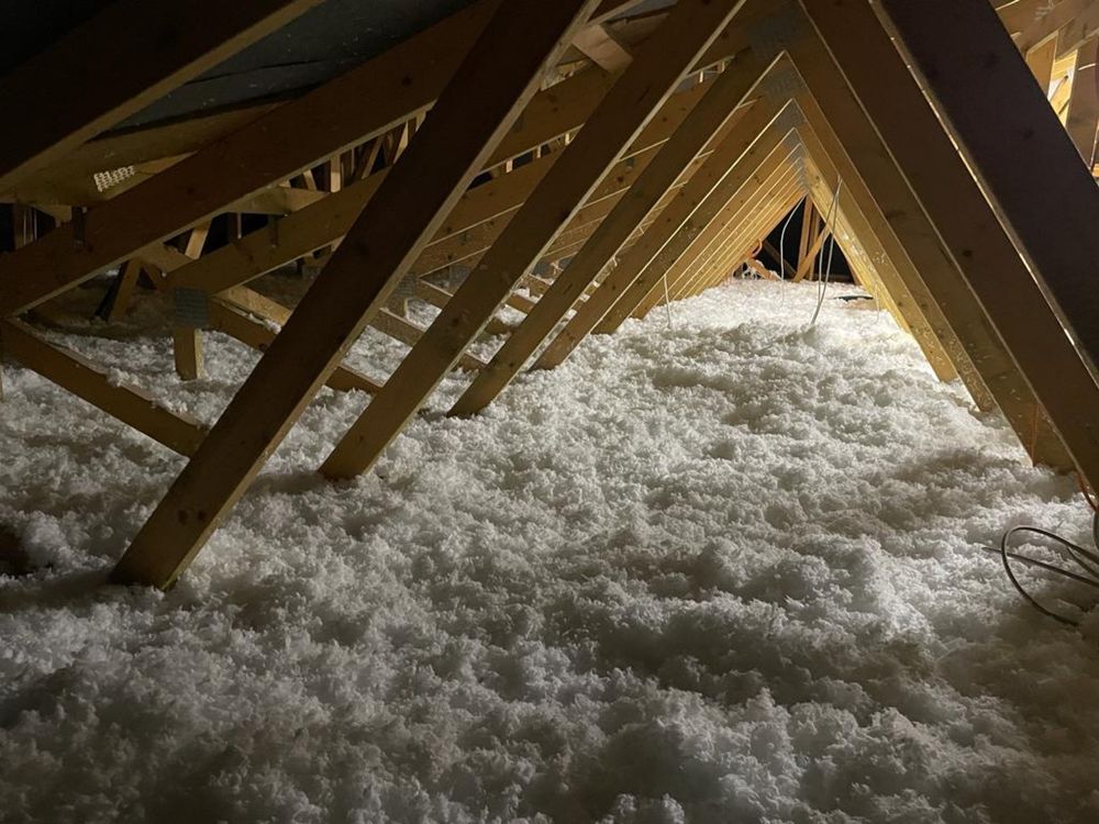 Material do izolacji dachów poddaszystropodachów wdmuchiwanie celulozy