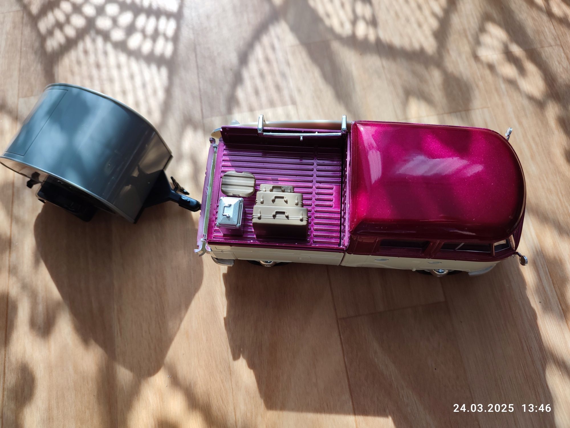 Volkswagen T1 z przyczepką 1:24 MOTORMAX