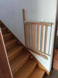 Bramka na schody. Drewniana regulowana.