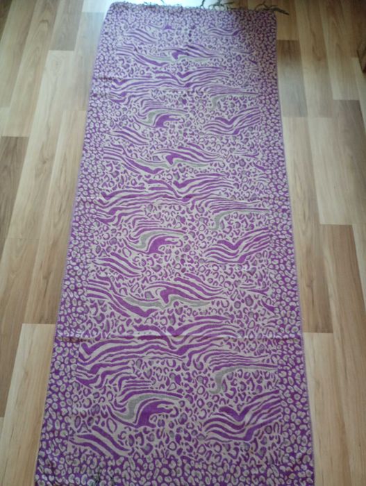 Fioletowy szal z frędzlami