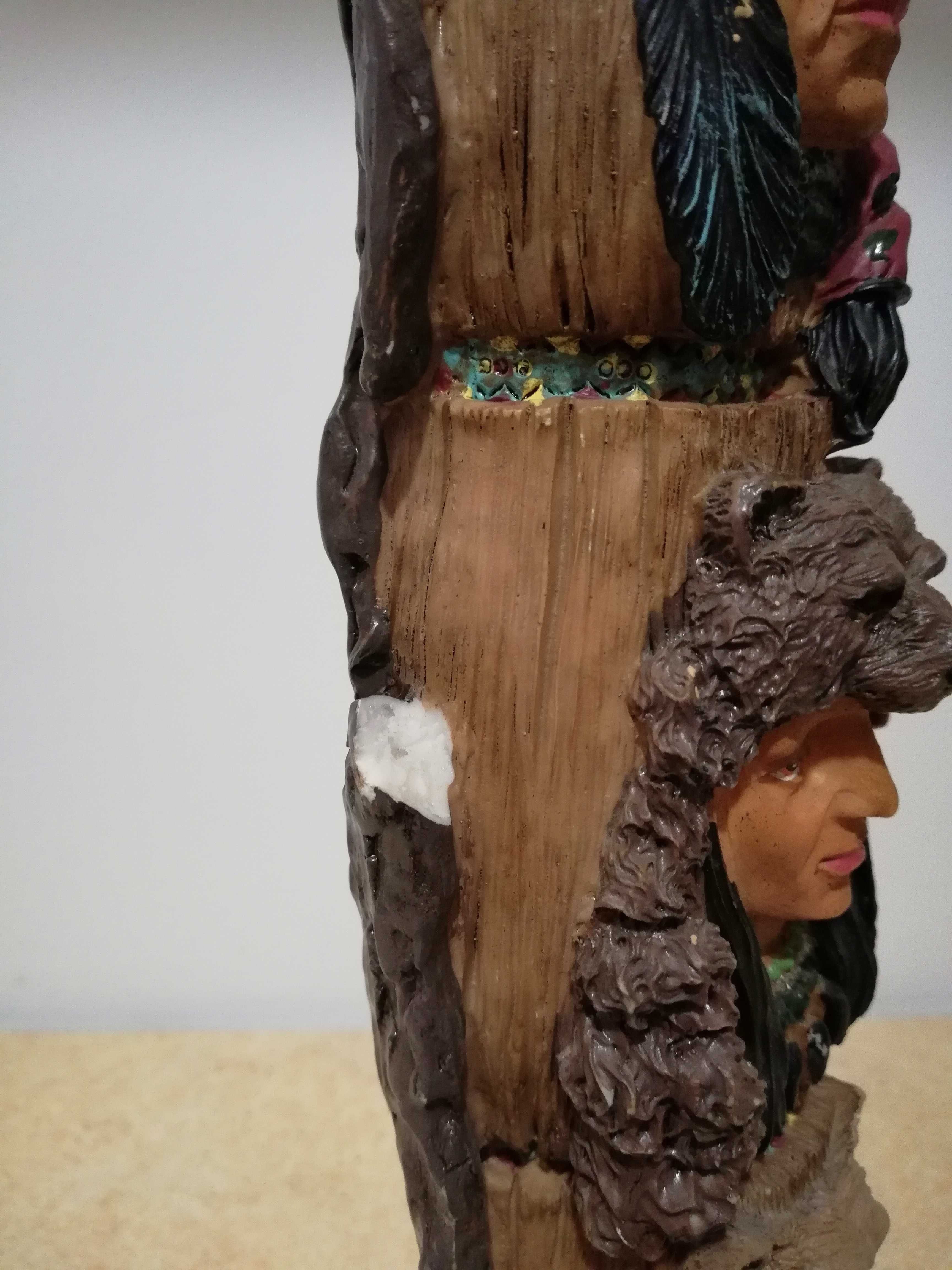 Figurka totem indiański z trzema głowami indian