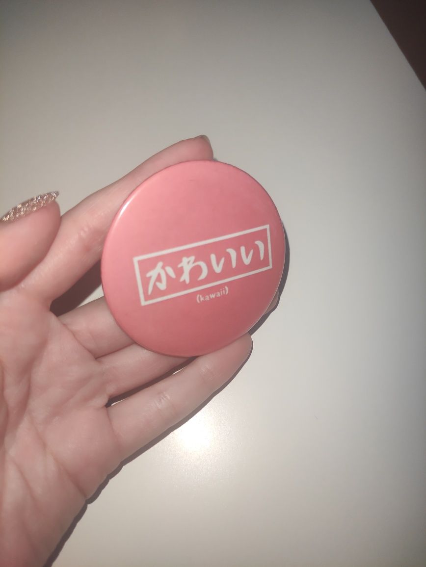 Różowa przypinka kawaii napis japoński harajuku badge