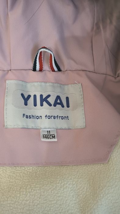 Парка на дівчинку