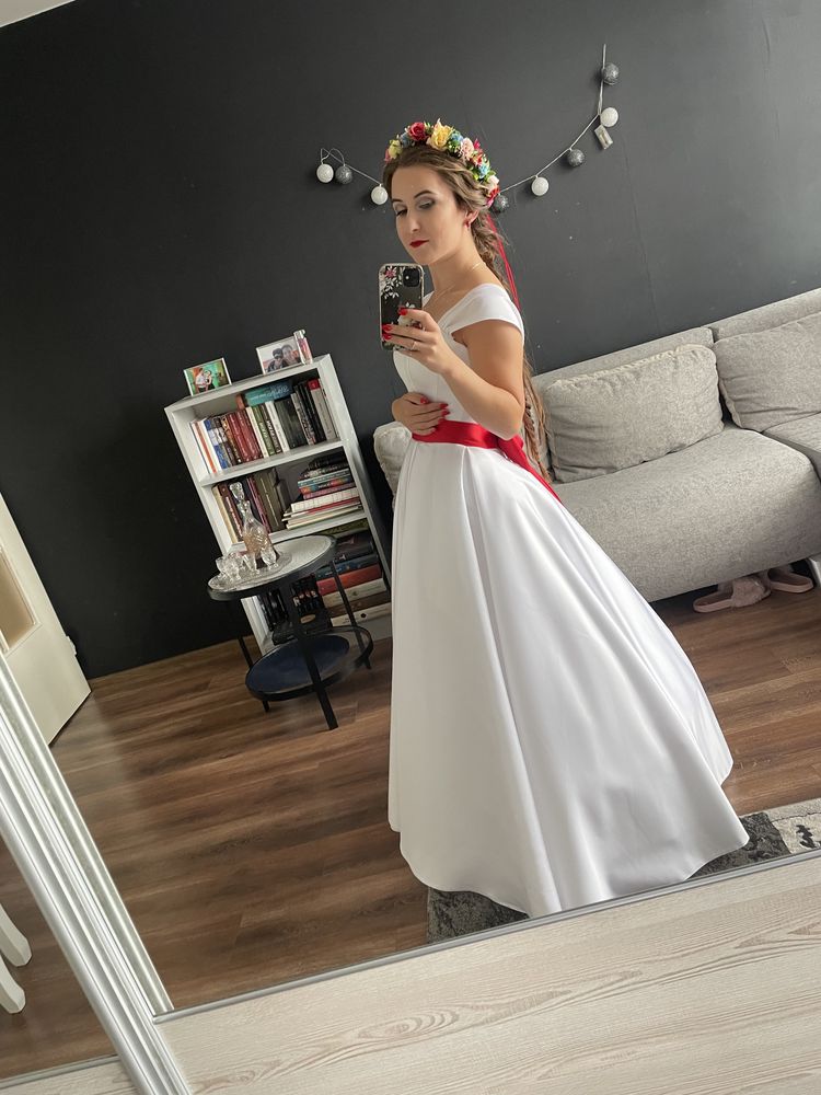 Satynowa suknia ślubna