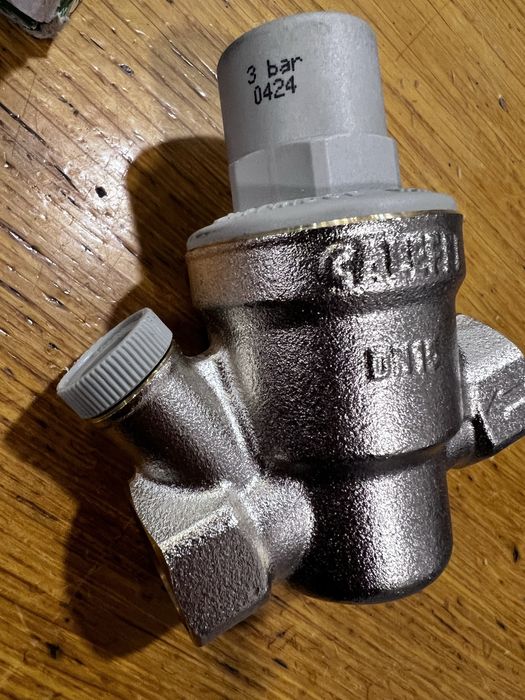 Redutor de Pressão com Manómetro Caleffi - NOVO