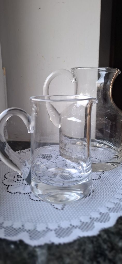 Dwa szklane dzbanki, obydwa na grubym dnie