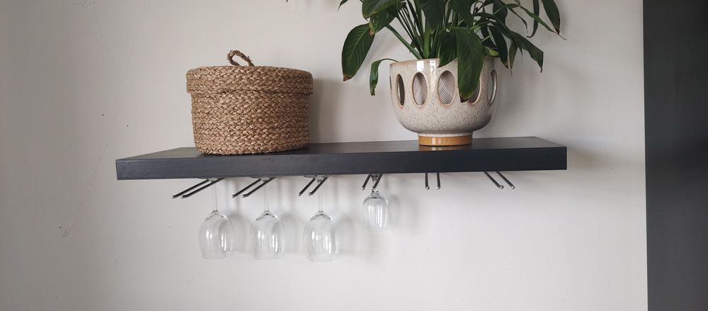 Półka Ikea Lack z wieszakiem na kieliszki lub kubki