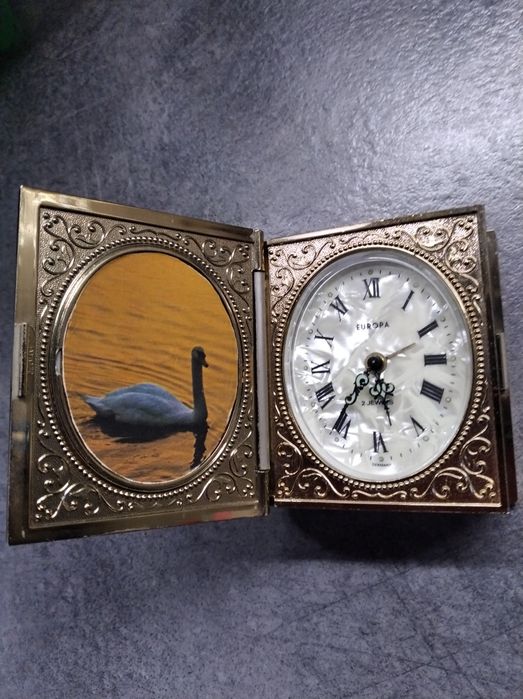 Zegar budzik w kształcie książki