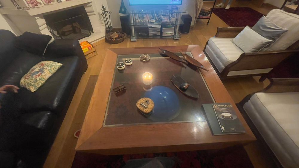 Mesa de madeira maciça e tampo em vidro