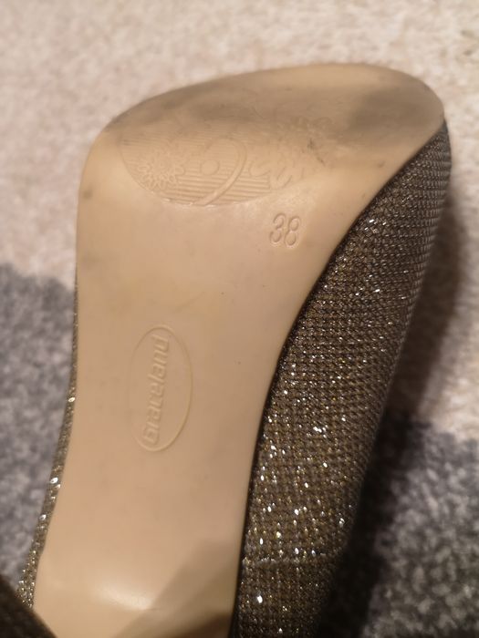 Złote buty na obcasie