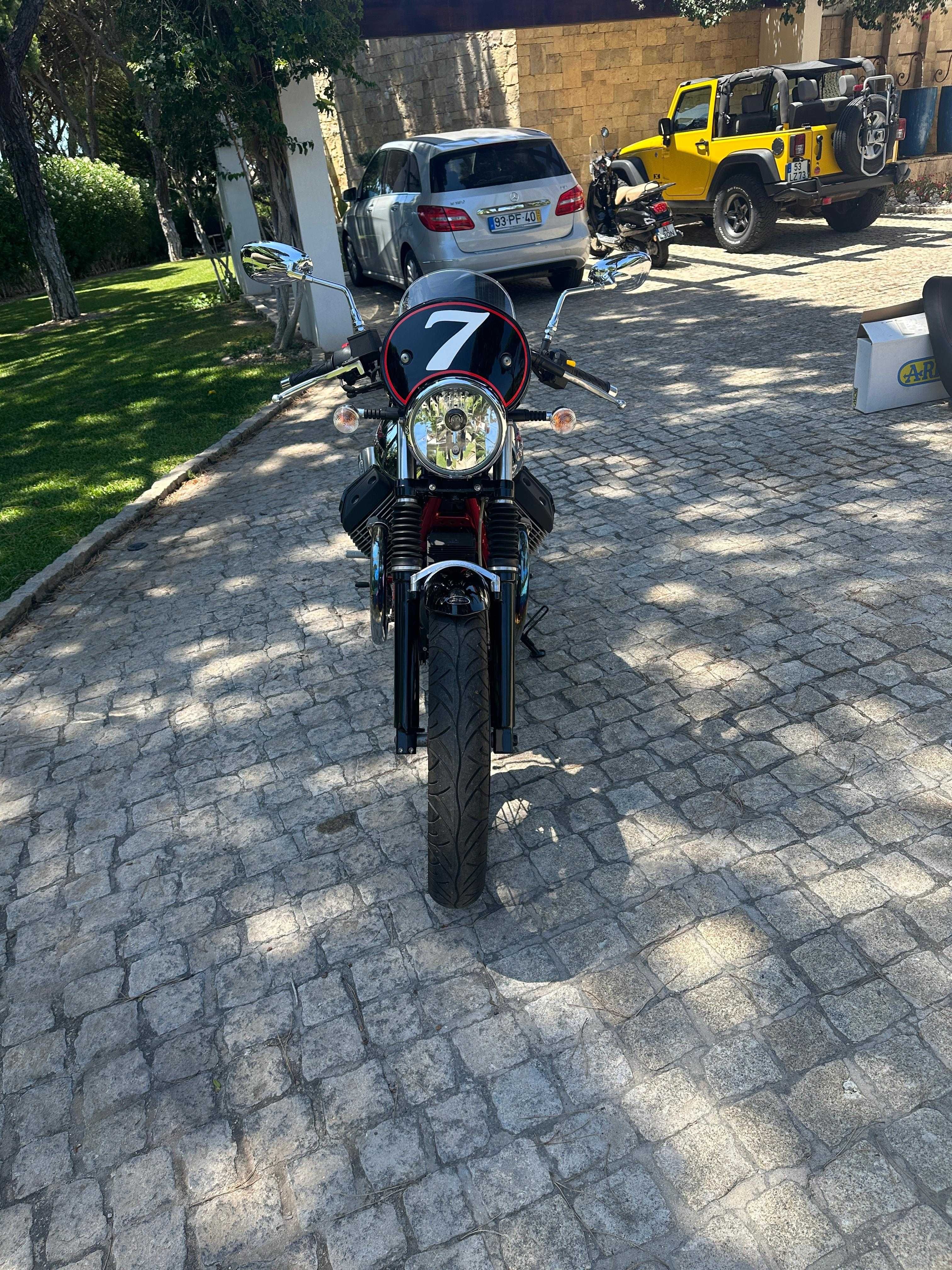 Moto Guzzi V7 Racer 2013 • 1.330 km • Escapes Arrow + Extras