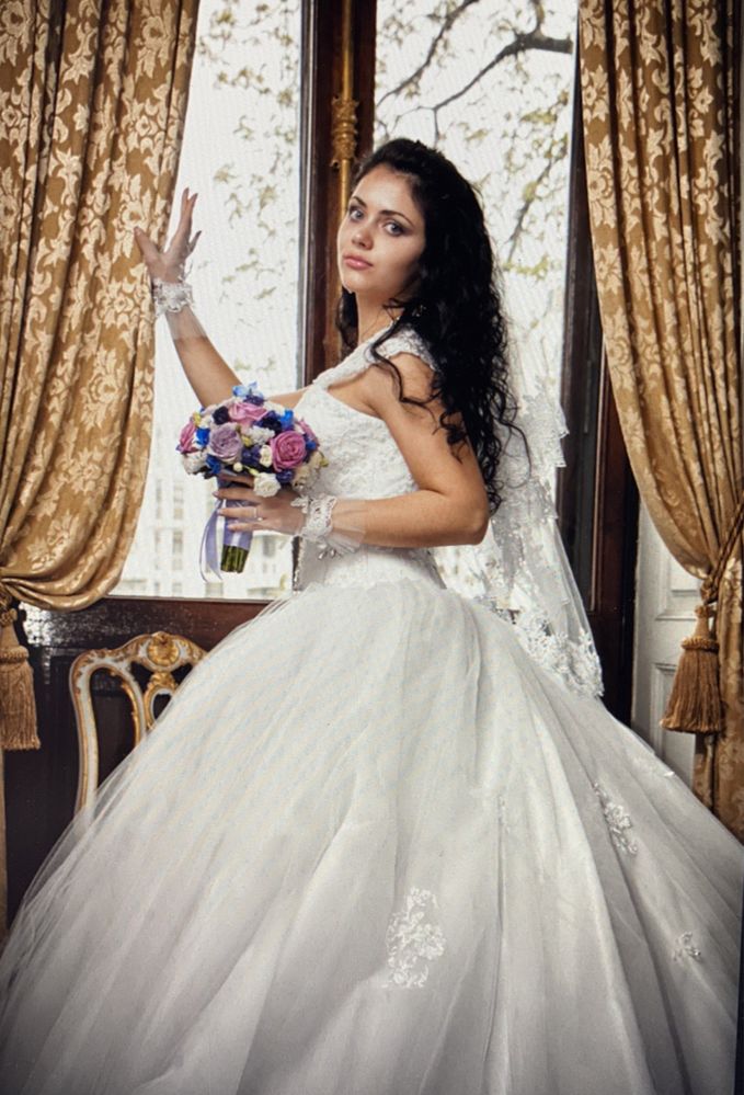 Свадебное платье очень красивое с камнями Swarovski