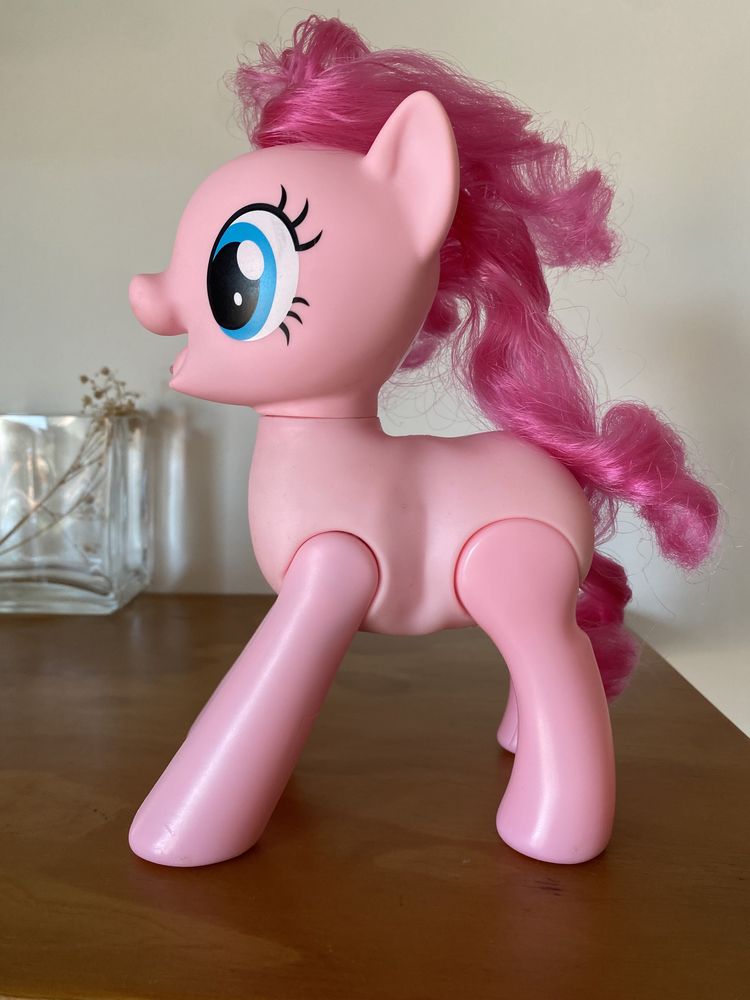 Boneca interativa my little pony pinkie pie emite sons