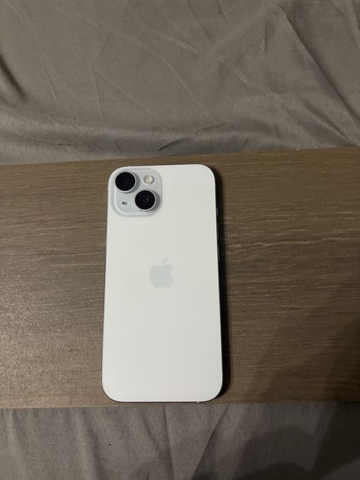 Iphone 15 od nowosci z szkiełkiem i etui na pleckach.
