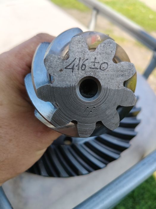 Wałek atakujący z kołem talerzowym przedniego napędu do MF