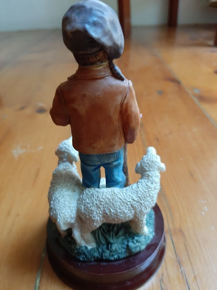 Estatueta Francisco em marfinite pintado à mão