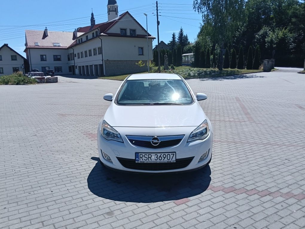 Opel Astra 1.4 Turbo 2010 rok