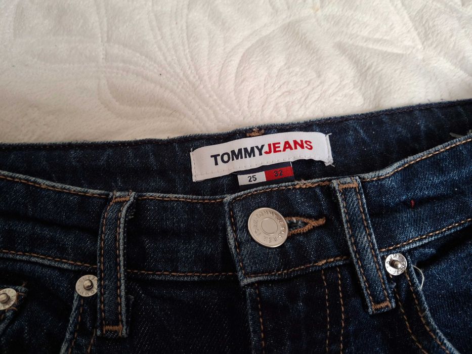 Tommy Jeans granatowe jeansy Mom Ultra high rise wysoki stan 25x32