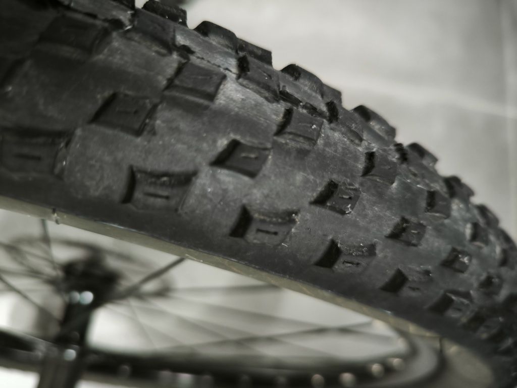 Roda traseira com pneu vitória Barzo 27,5 x 2,25
