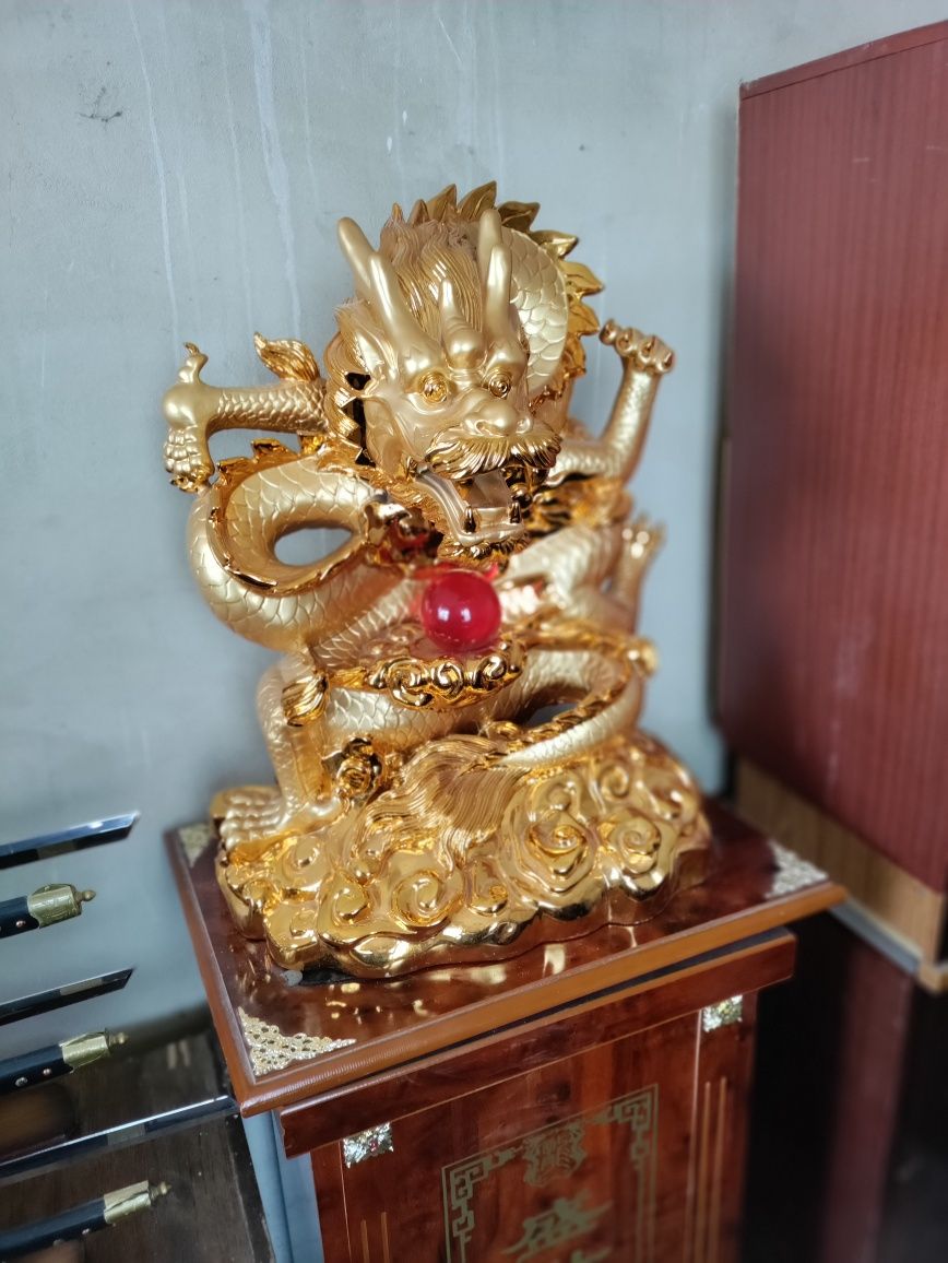 Статуя золотой дракон около 70 см может больше с тумбой в комплекте