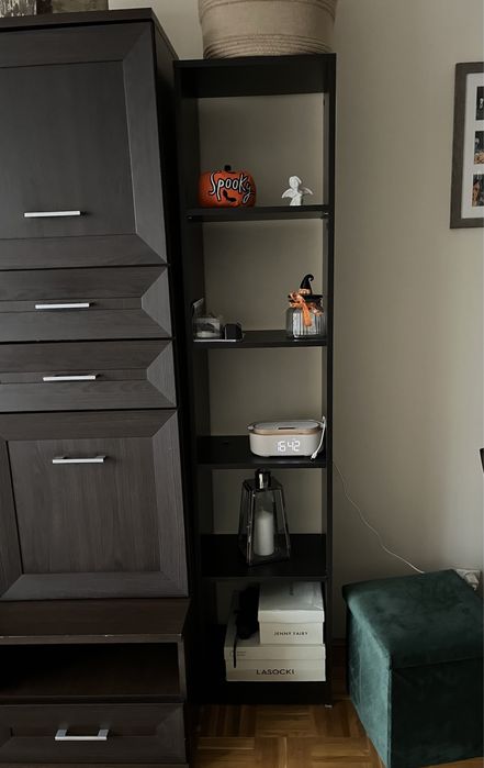 Brązowy regal wysoki