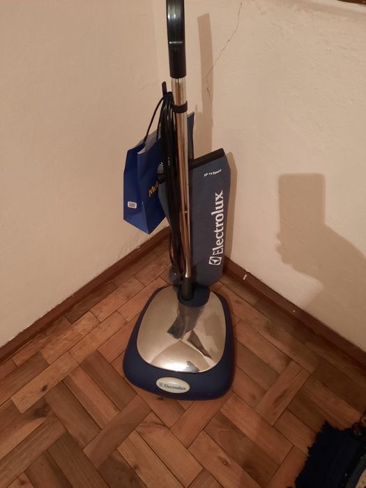 Máquina para encerar soalho da marca Electrolux, em ótimo estado