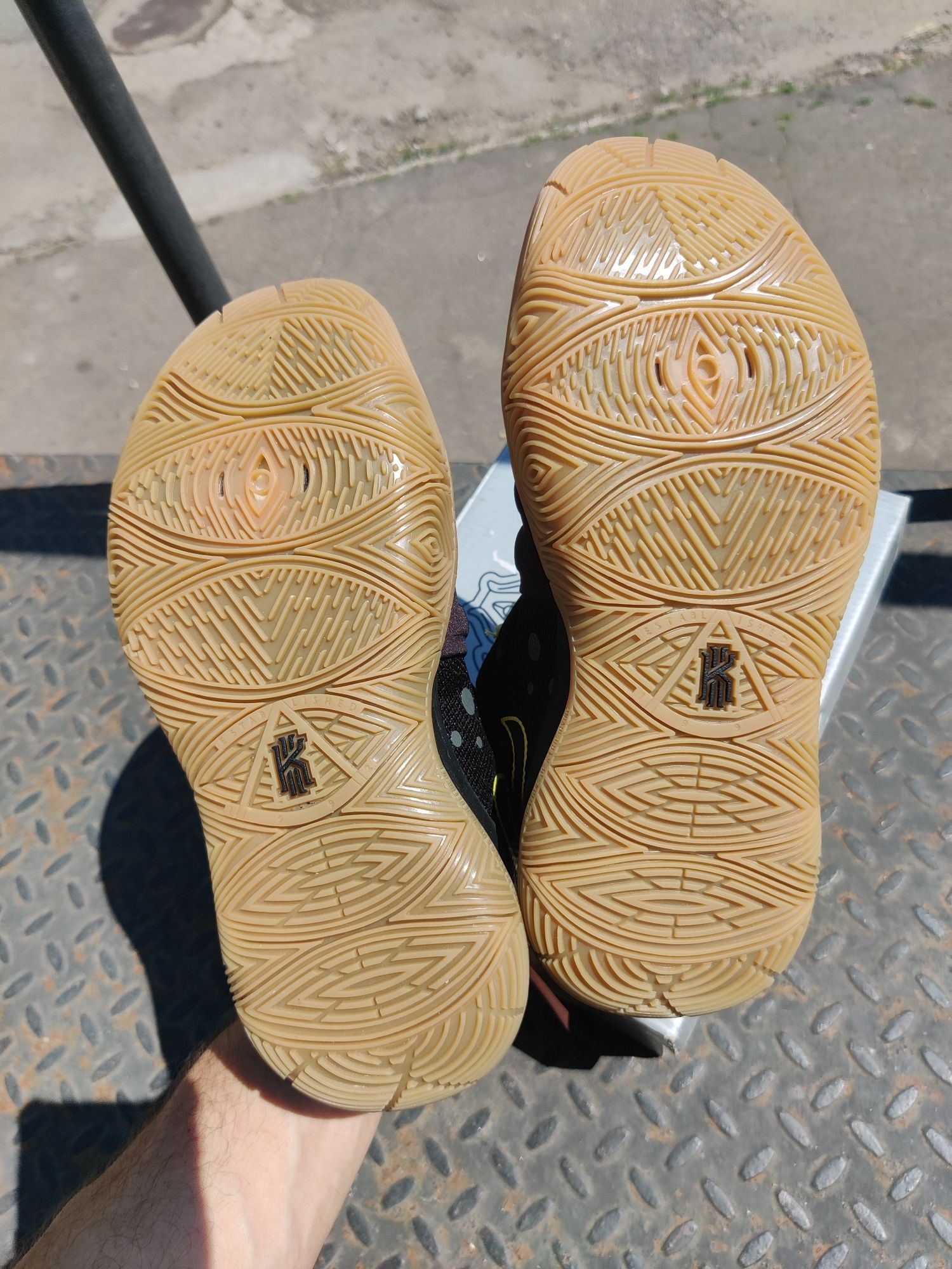 Eur37  дитячі жіночі Кайрі кросівки Kyrie 5 Black Sponge Bob