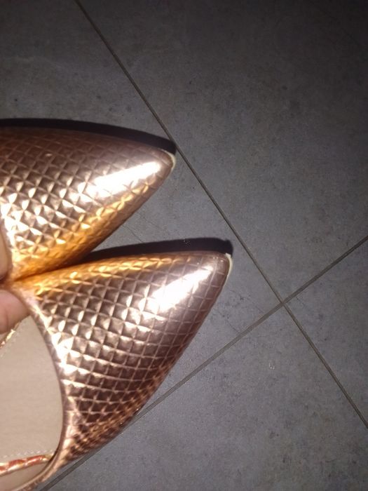 Piękne złote szpilki TANIO