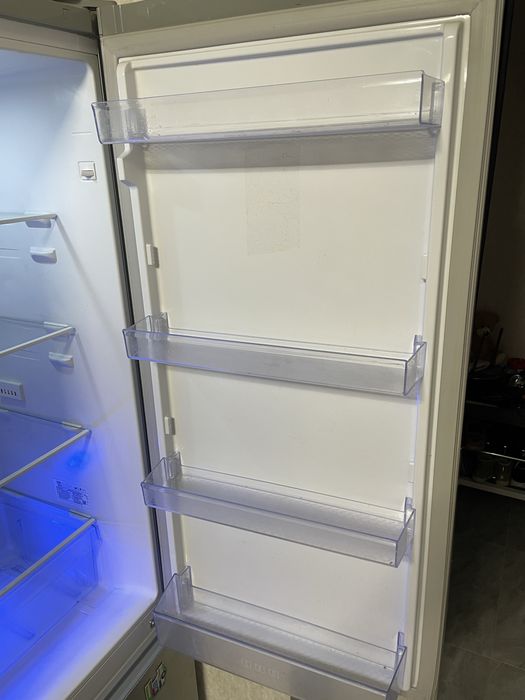 Двокамерний холодильник Beko, no frost
